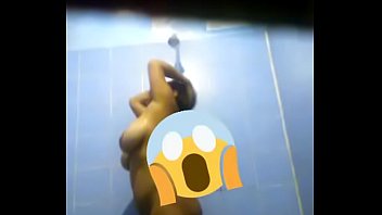 un sexy baile en la ducha bañ_andome